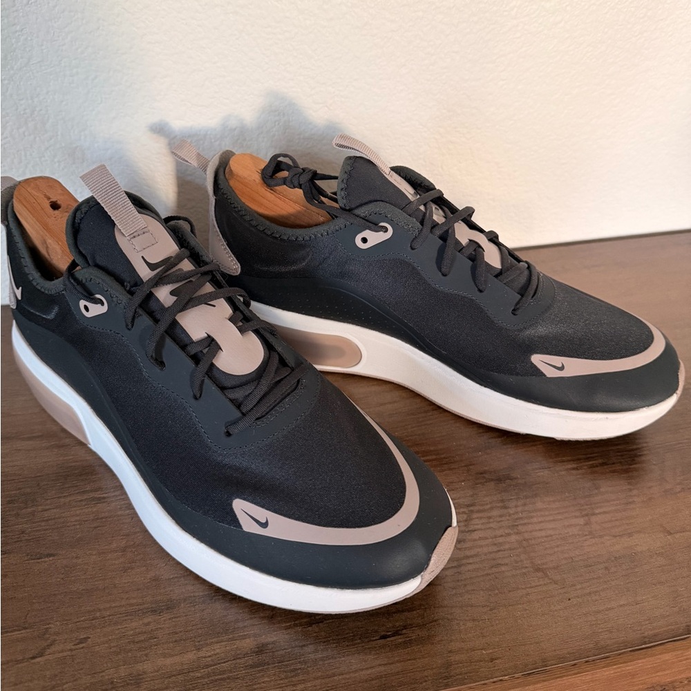 Nike Black and Mauve Air Max Dia